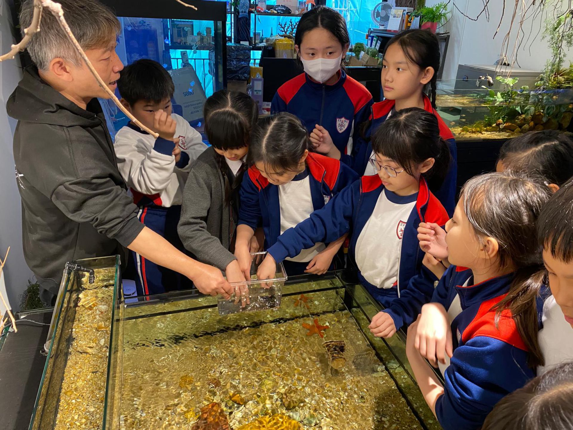 參觀海洋生物體驗館